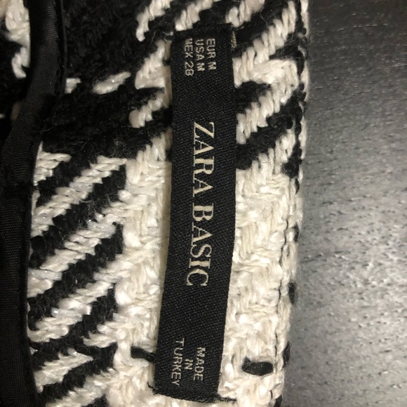 Zara Houndstooth Mini Skirt with belt, size M. A pull in the back, photographed - Picture 4 of 4